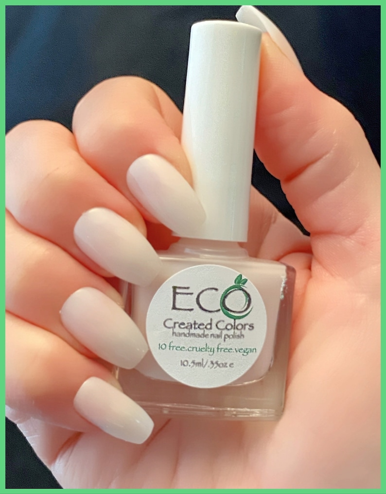 K&ouml;nnte beinhalten: Eine wei&szlig;e Nagellackflasche mit einem wei&szlig;en Deckel. Die Flasche hat ein Etikett mit der Aufschrift "ECO Created Colors handgemachter Nagellack 10 free.cruelty free.vegan 10.3ml/.35oz e".