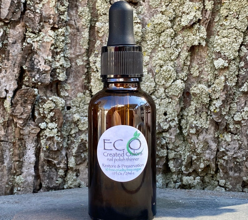 K&ouml;nnte beinhalten: Eine braune Glasflasche mit Tropfer und einem wei&szlig;en Etikett mit der Aufschrift "ECO Created Colors Nagellackverd&uuml;nner Wiederherstellung und Konservierung 10 free cruelty free vegan 1 fl oz / 29 ml"