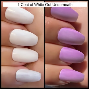 K&ouml;nnte beinhalten: Nahaufnahme von zwei H&auml;nden, eine mit wei&szlig;em Nagellack und die andere mit helllila Nagellack. Die Bildunterschrift "1 Coat of White Out Underneath" ist oben im Bild sichtbar.