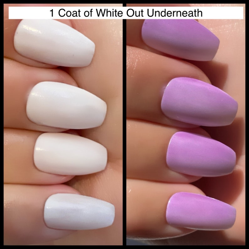 K&ouml;nnte beinhalten: Nahaufnahme von zwei H&auml;nden, eine mit wei&szlig;em Nagellack und die andere mit helllila Nagellack. Die Bildunterschrift "1 Coat of White Out Underneath" ist oben im Bild sichtbar.