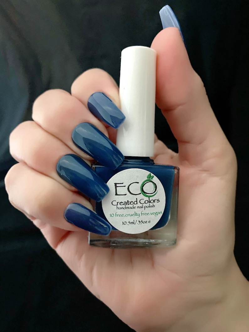 Blue Thermal Color Changing Nail Polish, Blue to Tan: Wanderer image 2