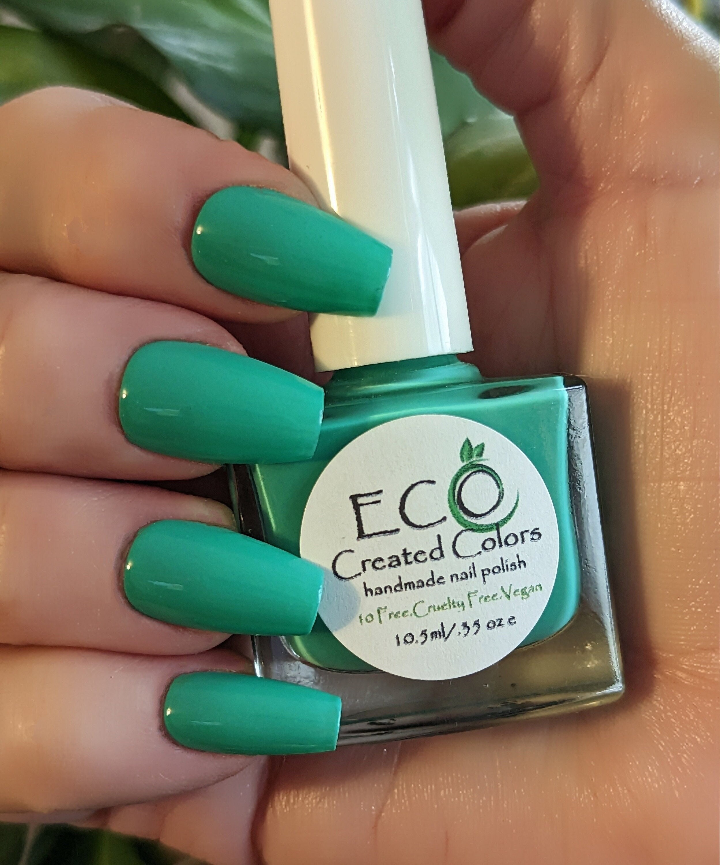 Emerald green nails