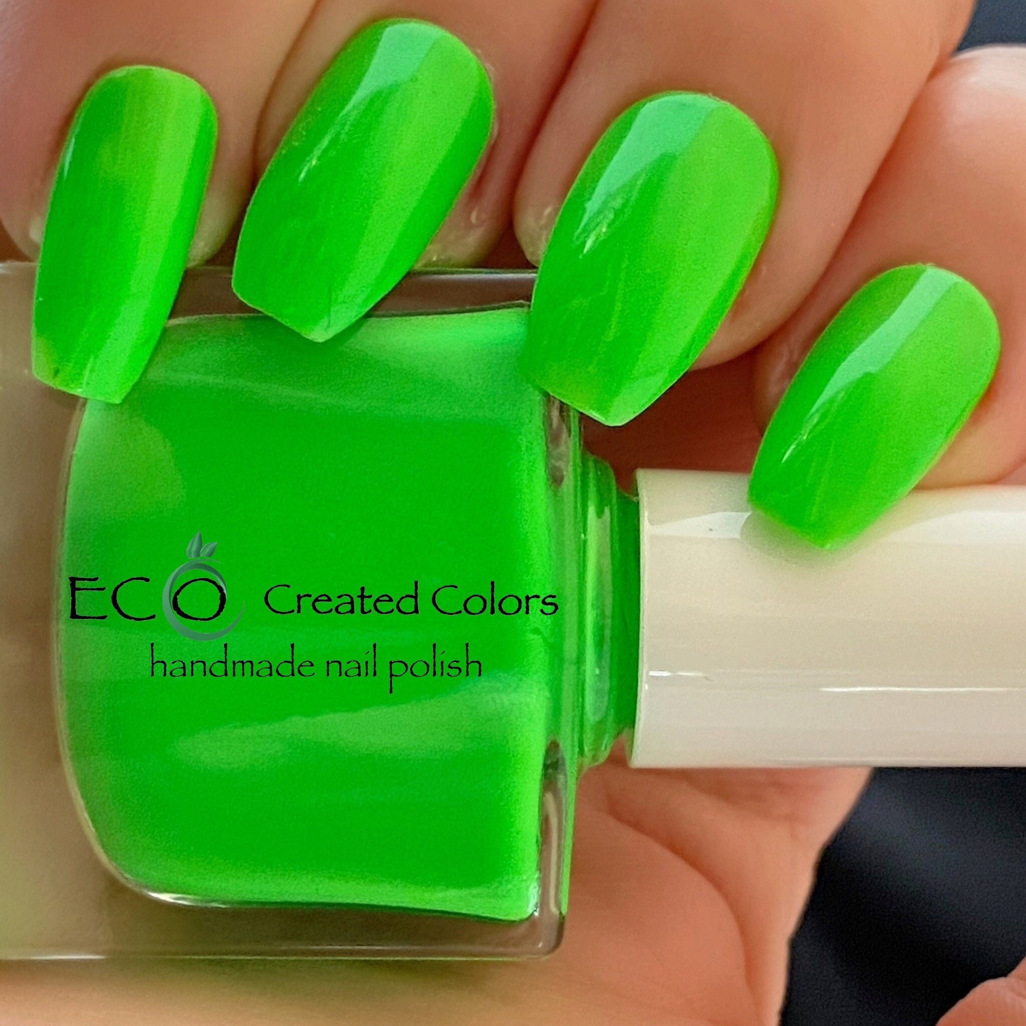 Neon green nails hi-res stock photography and images - Page 8 - Alamy