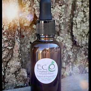K&ouml;nnte beinhalten: Eine braune Glasflasche mit schwarzem Tropfer und einem wei&szlig;en Etikett mit der Aufschrift "ECO Created Colors Nagellackverd&uuml;nner Wiederherstellung und Konservierung 10 free cruelty free vegan 1 fl oz / 29 ml e"