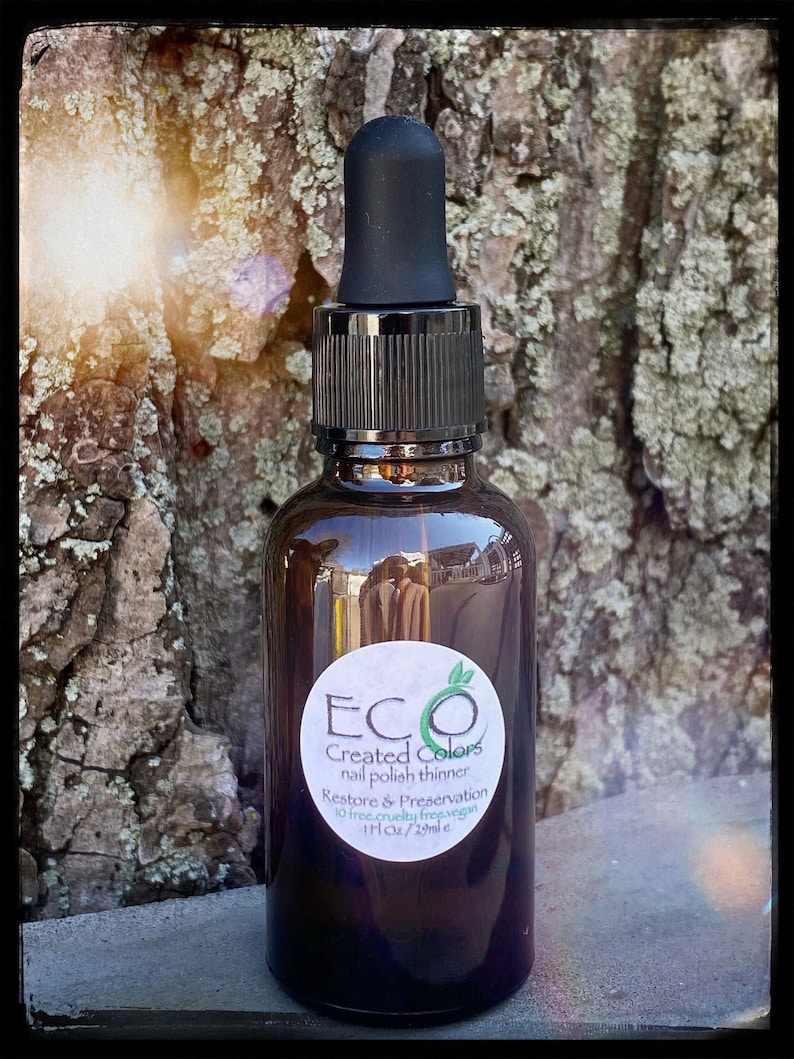 K&ouml;nnte beinhalten: Eine braune Glasflasche mit schwarzem Tropfer und einem wei&szlig;en Etikett mit der Aufschrift "ECO Created Colors Nagellackverd&uuml;nner Wiederherstellung und Konservierung 10 free cruelty free vegan 1 fl oz / 29 ml e"