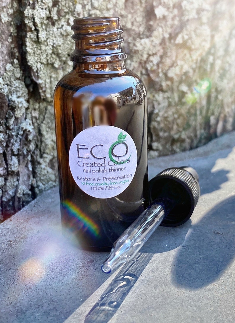 K&ouml;nnte beinhalten: Eine braune Glasflasche mit Tropfer, beschriftet mit "ECO Created Colors Nagellackverd&uuml;nner Wiederherstellung & Konservierung 10 free cruelty free vegan 1 fl oz/29 ml e"