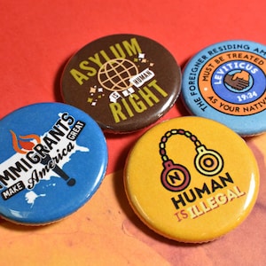 Insignias de botón a favor de los inmigrantes: 1,25&quot; Los inmigrantes hacen que Estados Unidos sea grande, el asilo es un derecho, ningún ser humano es ilegal, Levítico 19:34