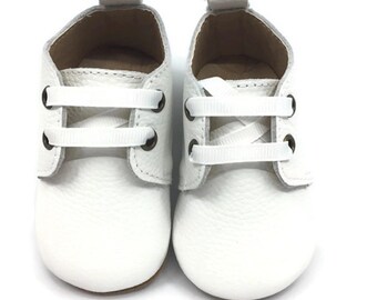 Weißes Leder, Baby-Dusche-Geschenk, Taufe, Hochzeit, ersten 1. Geburtstag, unisex junge oder Mädchen, weiche Neugeborene Krippe Schuhe, Frühling Babyschuh