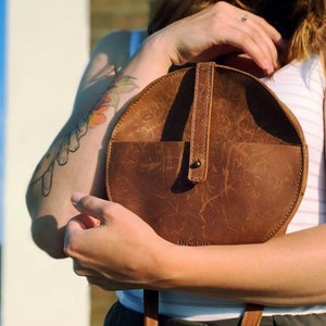 Round leather handbag for every day | Minimalist women's handbag with a shoulder strap made of genuine leather | Leather crossbody for her