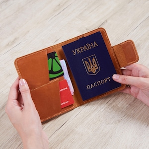 Funda de cuero minimalista para pasaporte con soporte para AirTag / Funda de cuero vintage personalizada para pasaporte con tarjetero / Regalo para el día de la madre para ella