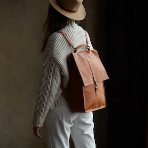 Minimalistyczny brązowy skórzany plecak na laptopa: ręcznie robiona torba do pracy i podróży, pasuje do laptopów o przekątnej 13–15 cali