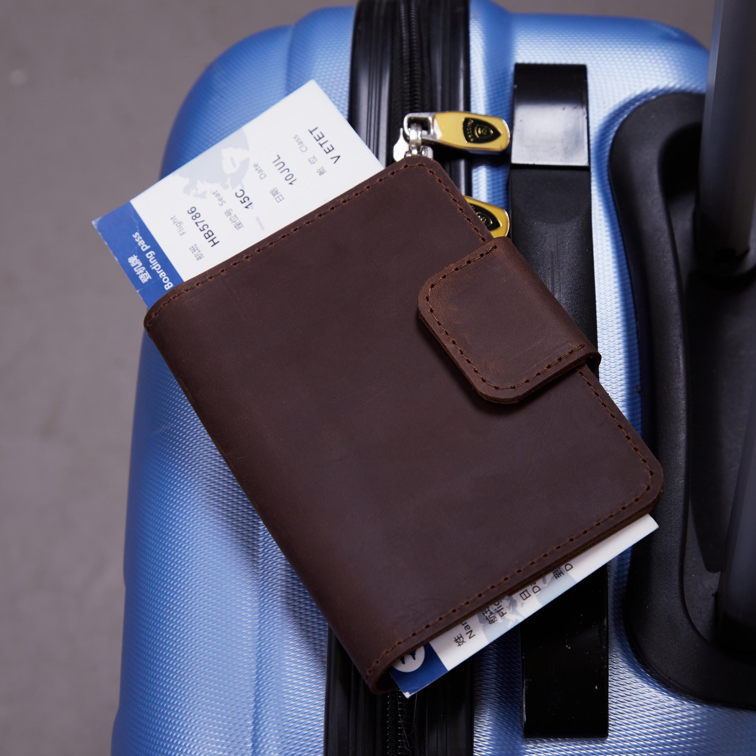Portapassaporto AirTag in pelle personalizzato, regalo da viaggio