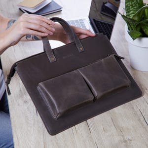 Minimalistische MacBook Henkel Tasche | Benutzerdefinierte Laptophalter | Leder Messenger Bag für Herren | Personalisiertes Leder Geschenk für Ihn