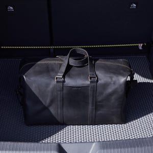Schwarze handgefertigte Ledertasche für Gym | Stilvoller Leder-Seesack zum Reisen | Personalisierte Leder Messenger Bag - ideales Geschenk zum Vatertag