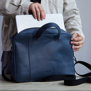 Maletín de cuero personalizado para portátil, bandolera con monograma para hombre, ideal como regalo para padrinos de boda.