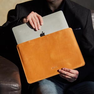 Elegante custodia in pelle per laptop per MacBook Pro 16 pollici con chip M3 / Custodia in pelle personalizzata per laptop per la fidanzata / Eleganti regali in pelle per la mamma