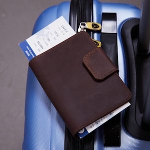 Funda para pasaporte vintage de cuero genuino con AirTag / Funda para pasaporte marrón con AirTag y tarjetero / Regalos de cuero con estilo para colegas