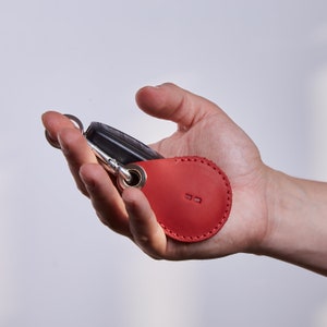 Custodia protettiva AirTag rosso scuro, supporto AirTag, cover AirTag minimalista personalizzata in pelle, portachiavi AirTag, fatto a mano e personalizzato