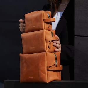 Herren Kosmetiktasche aus Leder mit Monogramm | Echtleder Kulturtasche - Das perfekte Geschenk für Sie und Ihn | Schminktasche aus Crazy Horse