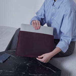 Handmade Leather MacBook Sleeve – Minimalist Laptop Case for Pro 13–16 inch