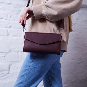 Elegante bolso bandolera convertible para uso diario / Clutch de piel burdeos con forro para ella / Regalo especial para el Día de la Madre para mamá
