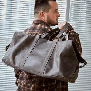 Graue Leder Umhängetasche für das Gym | Stilvolle Ledertasche mit Personalisierung | Herren Ledertasche für Ihn | Geschenke zum Jubiläum