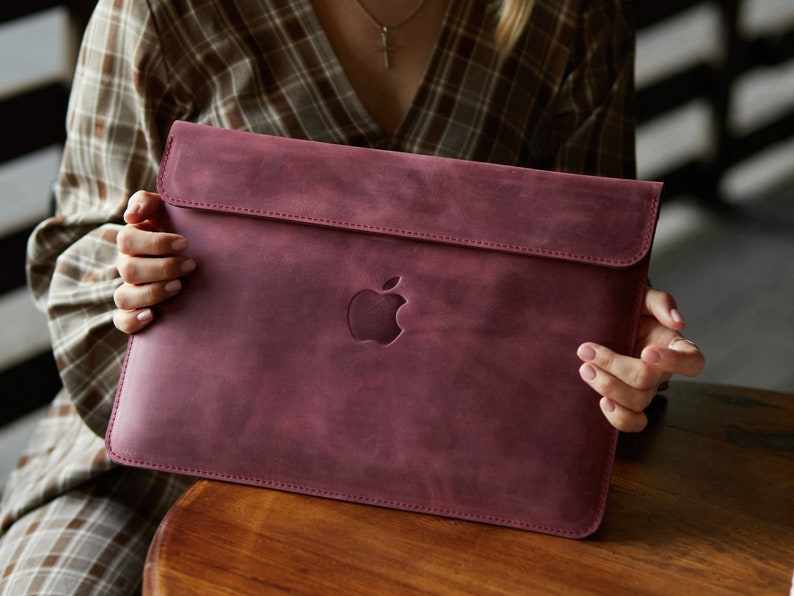Minimalist burgundy leather laptop sleeve, aesthetic New 2022-2023 MacBook Pro 14 M1 and Air 13 M2 case, MacBook Pro 14 Designer cover zdjęcie 1