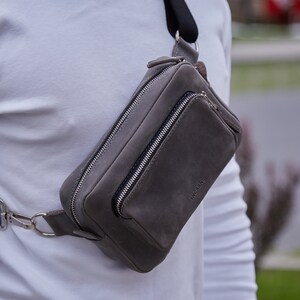 Maßgeschneiderte Gürteltasche aus echtem Leder | Minimalistische Gürteltasche für Ihn | Personalisierte Bauchtasche für die Reisen | Geburtstagsgeschenke