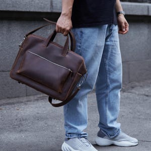 Gepersonaliseerde reislaptoptas voor hem | Minimalistische leren zakenreistas | Leren tas met schouderband | Groothandel cadeaus: