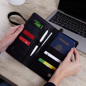 Funda de cuero minimalista para pasaporte para viajar / Cartera de pasaporte personalizada con soporte para AirTag / Funda de cuero para pasaporte para papá / Regalos para él
