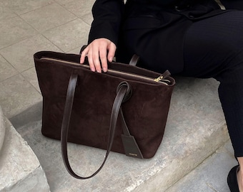 Bolso de ante marrón para mujer: elegante bolso de hombro con asa de cuero y forro suave.