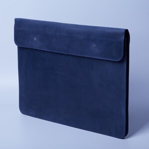 Capa de couro minimalista para Surface Pro | Capa tipo portfólio para Surface Studio 2 feita de couro genuíno | Um presente personalizado para ela ou para ele