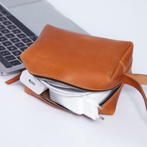 レザーコードオーガナイザー | カスタマイズケーブルホルダー | レザー誕生日プレゼント | 旅行用充電器バッグ | MacBookコードバッグ