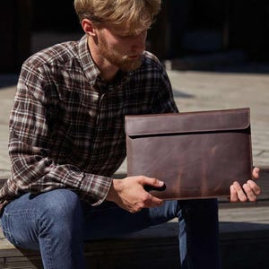 Custom Leather MacBook Sleeve | Handmade Laptop Case for Air M3/M4 & Pro 13-16&quot; | Minimalist Cover with Magnetic Closure | Gift for Him