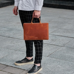 Skórzany pokrowiec na MacBooka Neo z uchwytem – smukły pokrowiec na laptopa 13–16 cali, minimalistyczna torba podróżna