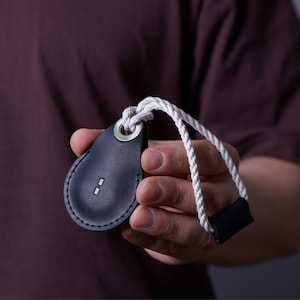 Personalisierte AirTag Leder Schlüsselanhänger | AirTag Schlüsselanhänger Ledertasche | Apple Air Tag Premium Leder Halter | Geschenke für Freunde