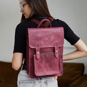 Mercredi sac à dos convertible en cuir bordeaux pour femme Sac messager en cuir minimaliste foncé pour ordinateur portable 13 pouces