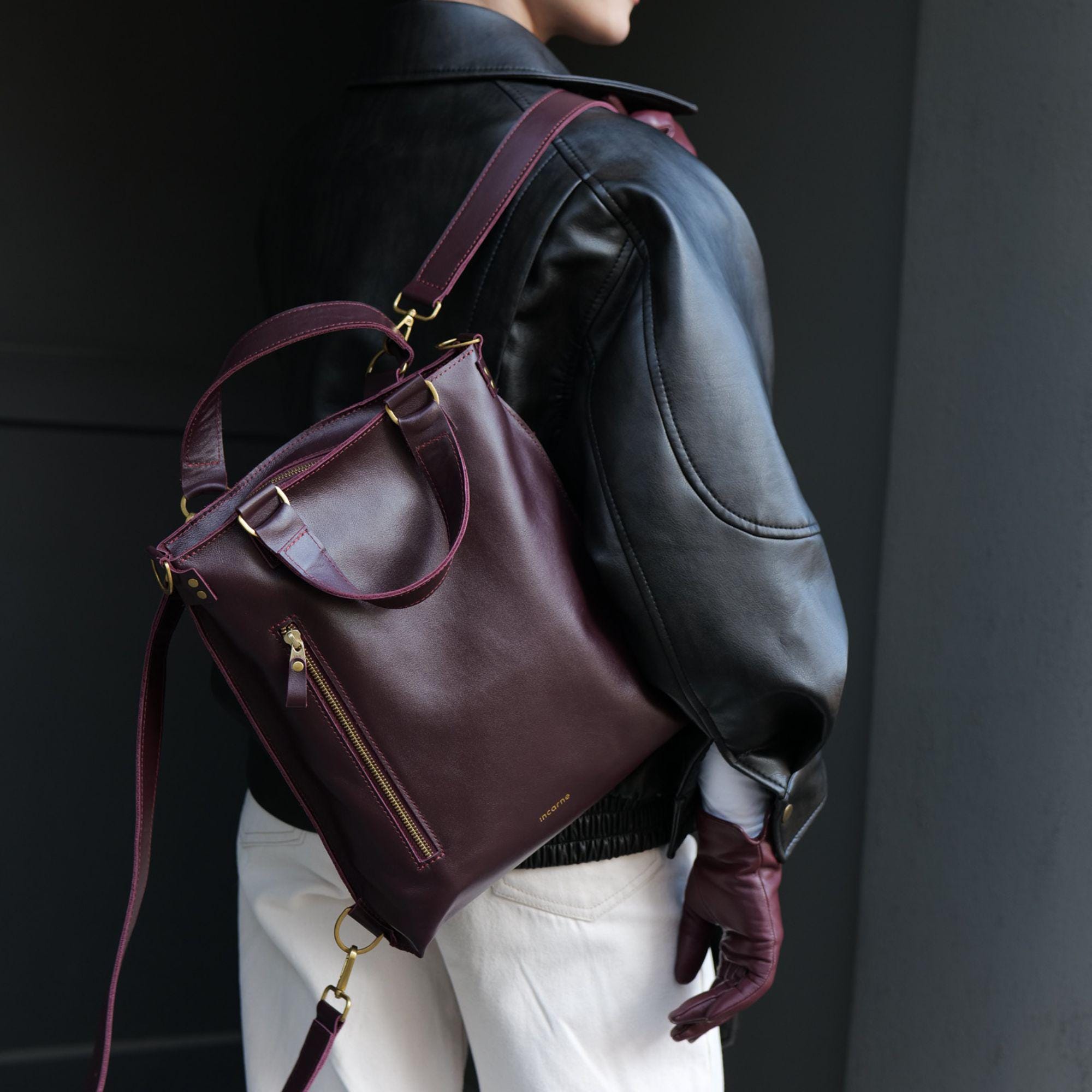 Full Grain Leather Convertible Backpack: Minimalist Women  display picture 3