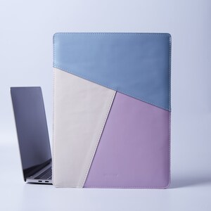 Coque minimaliste pour MacBook M2, M3, M3 max | Housse pour ordinateur portable en cuir personnalisée pour elle | Étui en cuir fin et coloré pour ordinateur portable de 15 pouces