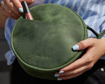 Bolso circular de piel verde para mujer: pequeño bolso bandolera hecho a mano