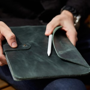 Custom case for reMarkable 2 tablets: Elegant Leather Folio with Pencil Holder and Holster Clasp for Ultimate Device Protection, Green
