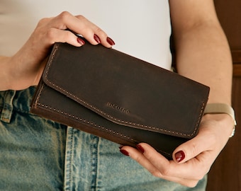 Brown Leather Travel Wallet for Women – Personalized Clutch Organizer, Credit Card Wallet, Zipper Pocket