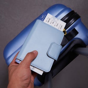 Funda minimalista de cuero para pasaporte / Funda para pasaporte al por mayor con soporte para AirTag / Funda de cuero para pasaporte con AirTag / Regalos para colegas