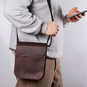 Men&#39;s Leather Crossbody Bag: Handmade Messenger for Him - Adjustable Strap, Magnetic Flips