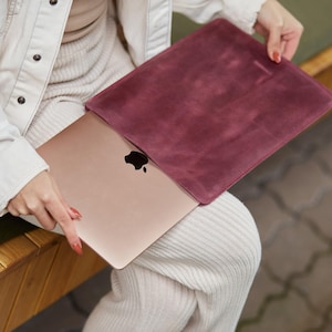Women Leather Laptop Sleeve – Minimalist Laptop Case, fits MacBook Air 13–15”