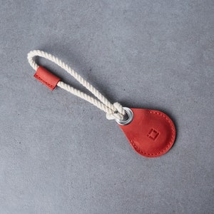 HandMade AirTag Keychain, AirTag Holder made of Premium Leather, Cute & Minimalistic Air Tag Case, Engaraved Emboss Name or Initials