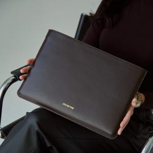 Gepersonaliseerde leren laptophoes voor MacBook Air 15 inch | Premium leren tas met zachte voering voor Her | Stijlvol leren cadeau voor dames