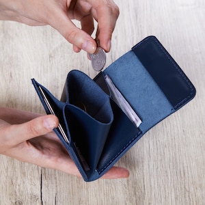 Cartera de piel unisex azul / Cartera de piel personalizada con sobre para billetes y protección RFID / Regalo de Navidad para ella / Cartera de piel pequeña