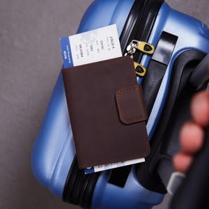 Funda de cuero personalizada para pasaporte / Funda de cuero vintage para pasaporte con soporte para AirTag / Funda de cuero marrón para pasaporte con AirTag / Regalos para colegas