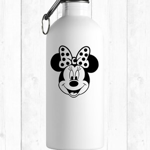 Puede incluir: Botella de agua blanca con un dise&ntilde;o de Minnie Mouse en blanco y negro. El dise&ntilde;o incluye la cara de Minnie, un lazo de lunares y una expresi&oacute;n sonriente. La botella tiene una tapa negra y un mosquet&oacute;n plateado.